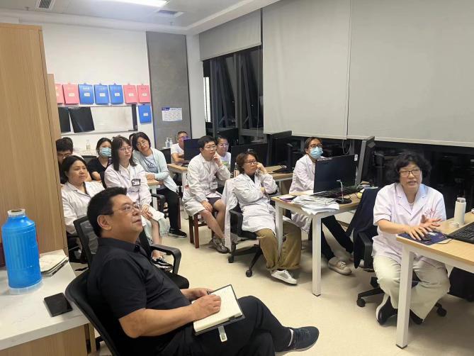 张传凤主任医师进行MR教学读片及专题授课.jpg