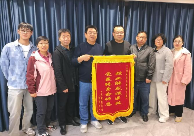 黄山市中医医院影像中心赴合肥向安徽中医药大学第一附属医院影像中心专家团队赠以锦旗.jpg